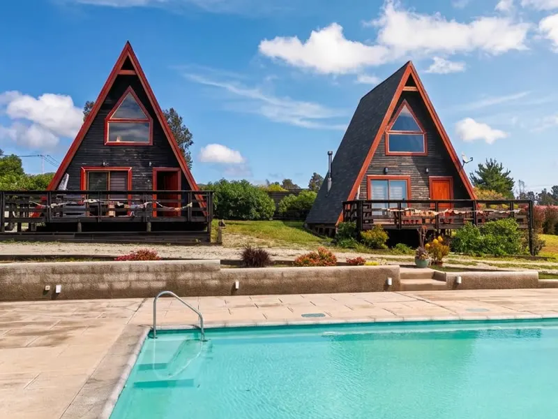 Cabañas tipo A frente a la piscina
