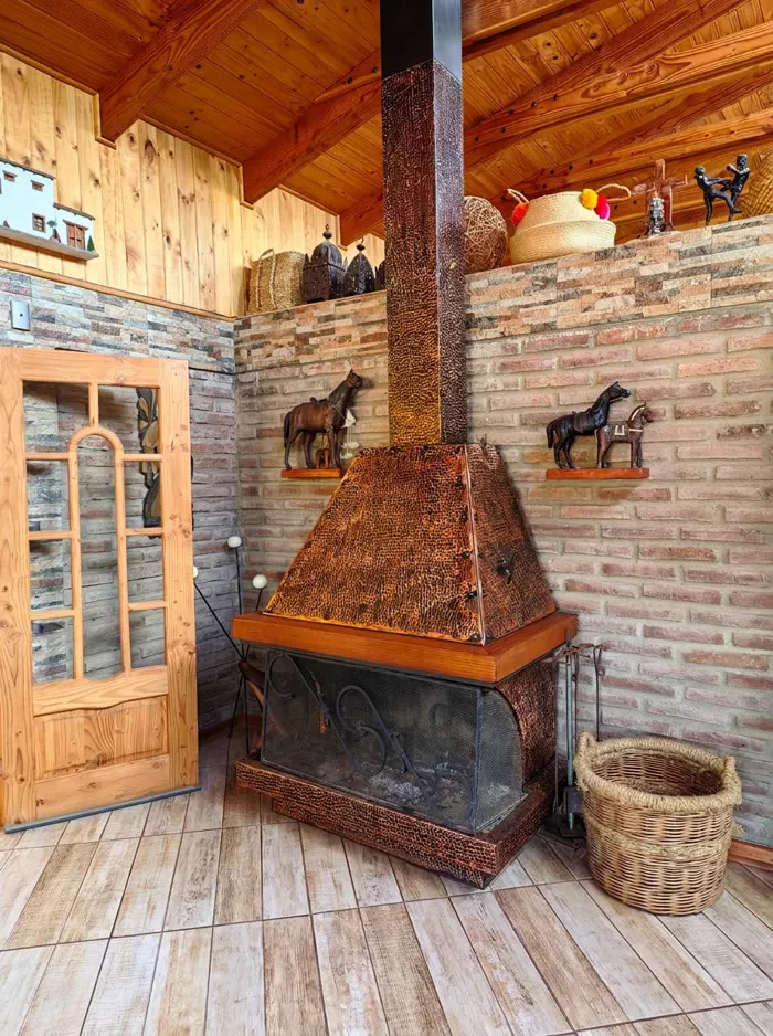 Chimenea de cobre del salón