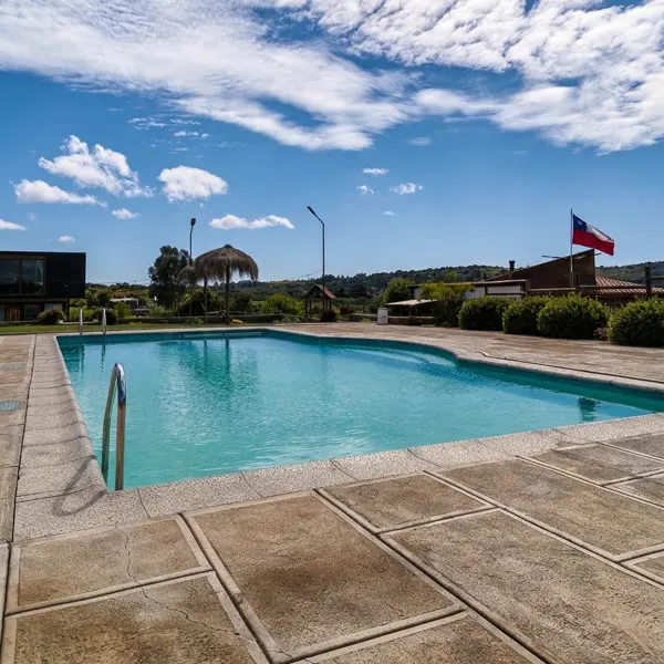Piscina con vista al valle