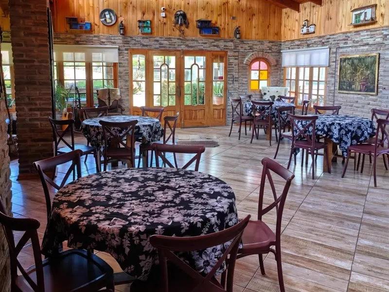 Salón del restaurant con mesas de madera